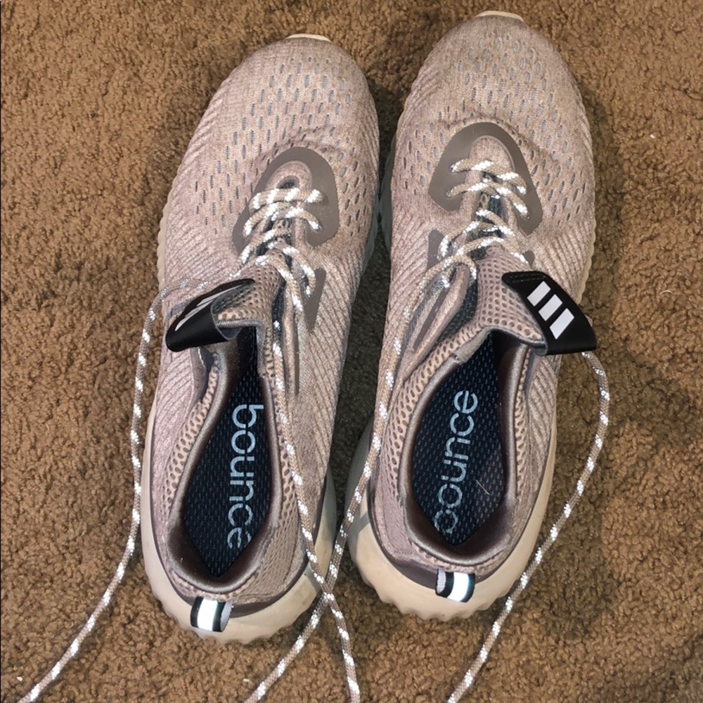 Men’s tennis shoes.